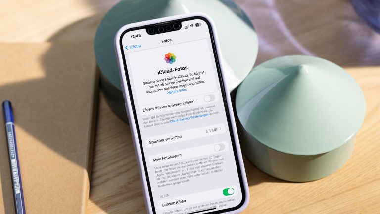 Blick auf ein iPhone, auf dem die Fotos-Einstellungen geöffnet sind.