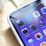 Nahaufnahme eines Home-Bildschirms eines iPhone 13.