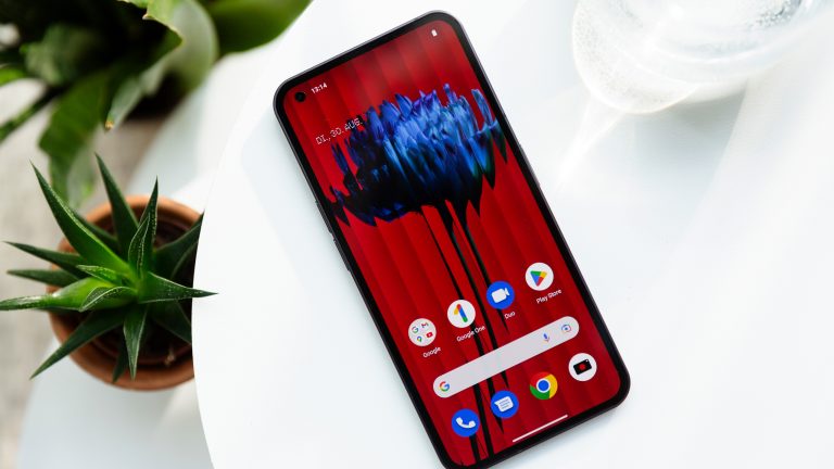 Ein Nothing Phone (1) liegt auf einem weißen Tisch.
