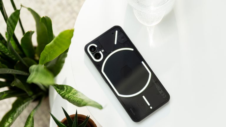 Ein Nothing Phone (1) liegt mit seiner Rückseite nach oben auf einem weißen Tisch.