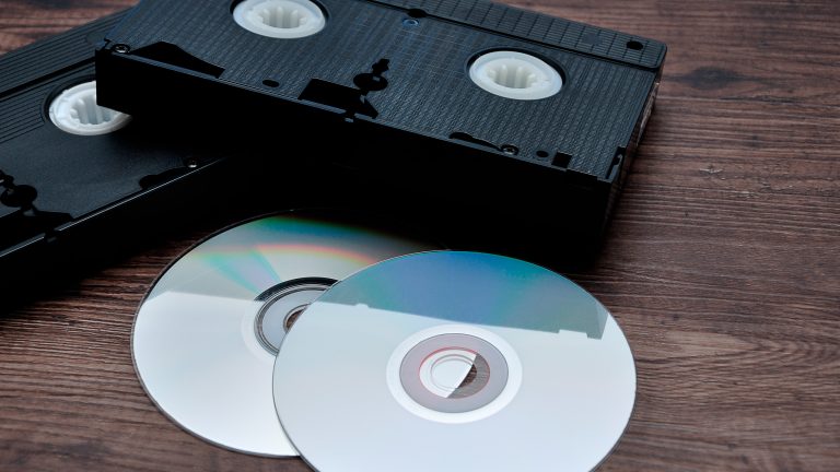 Vor zwei VHS-Kassetten liegen zwei DVD-Rohlinge.
