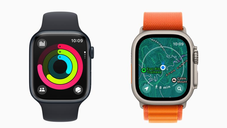 Zwei Apple Watches liegen nebeneinander. Auf der rechten sind die Aktivitätsringe zu sehen, auf der rechten die neue topografische Karte.