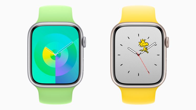 Auf einer Apple Watch ist das neue „Palette“-Zifferblatt zu sehen, auf einer weiteren das neue „Snoopy“-Zifferblatt.