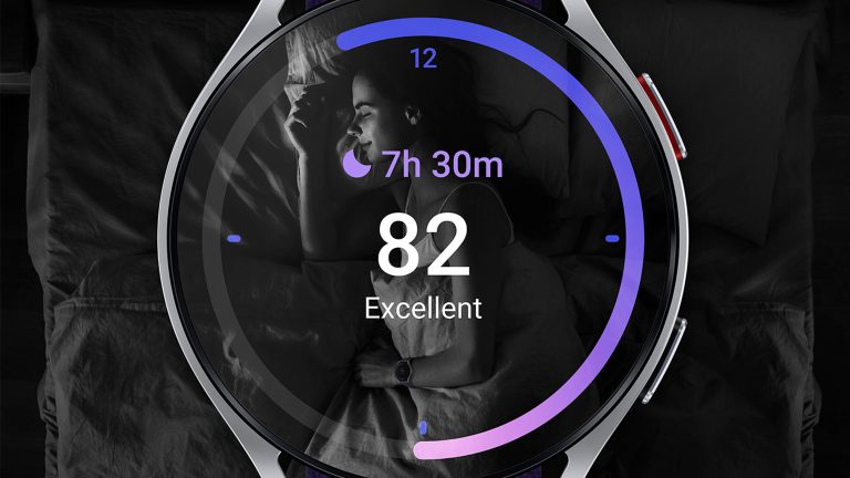 Bild einer Samsung Galaxy Watch6, auf der das Schlaf-Tracking mitsamt Score zu sehen ist.