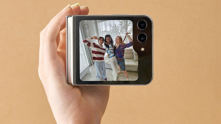 Eine Person hält ein Galaxy Z Flip5 wie einen Camcorder in der Hand und filmt Kinder.
