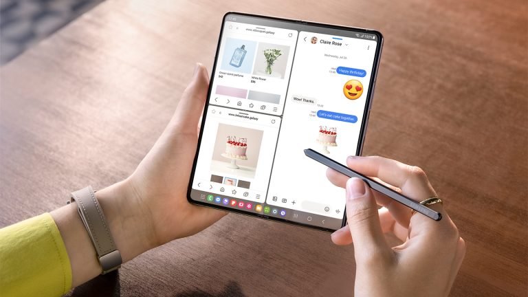 Eine Person bedient ein Samsung Galaxy Z Fold5 mit einem S Pen. Auf dem Display sind drei Apps nebeneinander zu sehen.