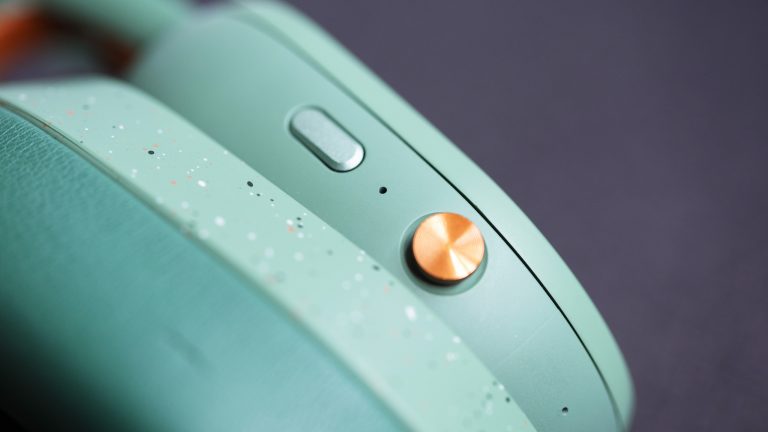 Detailansicht des Buttons und Joysticks an einer Ohrmuschel der Fairbuds XL.