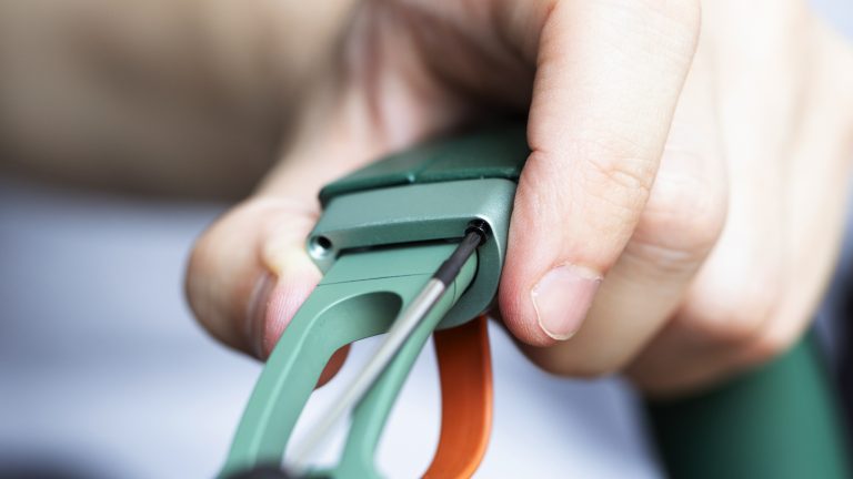 Nahaufnahme der Fairbuds XL, bei denen gerade eine Schraube am Kopfb&uuml;gel gel&ouml;st wird.