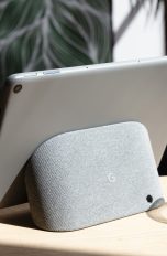 Ein Google Pixel Tablet mit Dock steht auf einem Tisch.