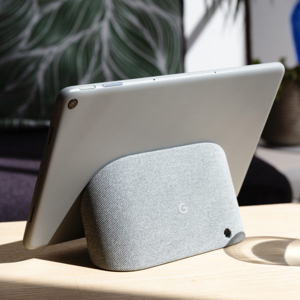 Ein Google Pixel Tablet mit Dock steht auf einem Tisch.