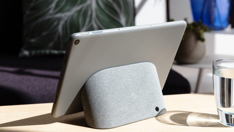 Ein Google Pixel Tablet mit Dock steht auf einem Tisch.