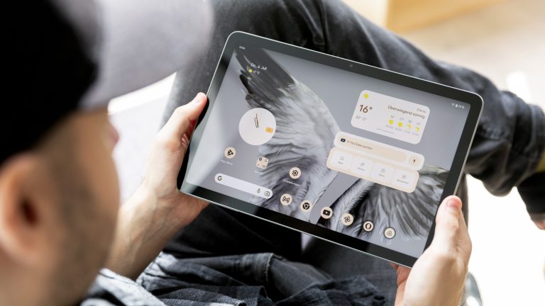 Eine Person hält ein Google Pixel Tablet in der Hand.