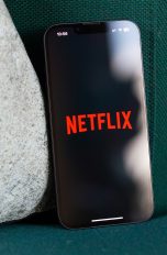 Auf einem iPhone ist das Logo von Netflix eingeblendet.