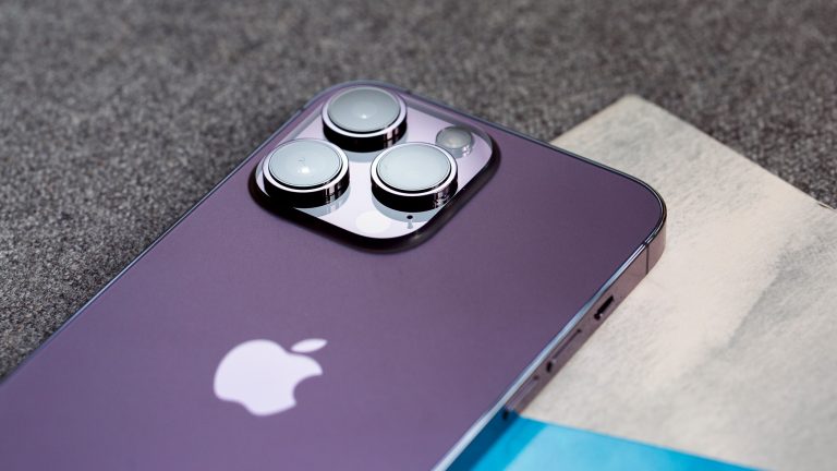 Ein iPhone liegt auf einer Oberfläche aus Stoff.