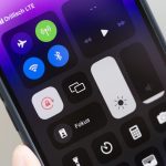 Nahaufnahme eines iPhone 14 Pro, auf dem gerade das Kontrollzentrum ge&ouml;ffnet und die Ausrichtungssperre aktiviert ist.