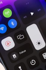 Nahaufnahme eines iPhone 14 Pro, auf dem gerade das Kontrollzentrum geöffnet und die Ausrichtungssperre aktiviert ist.