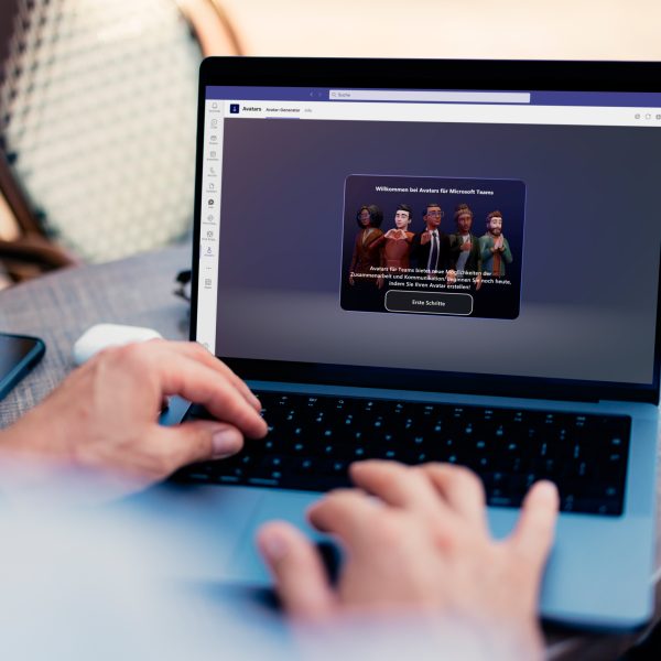 Eine Person sitzt an einem MacBook und erstellt gerade einen Avatar in Microsoft Teams.