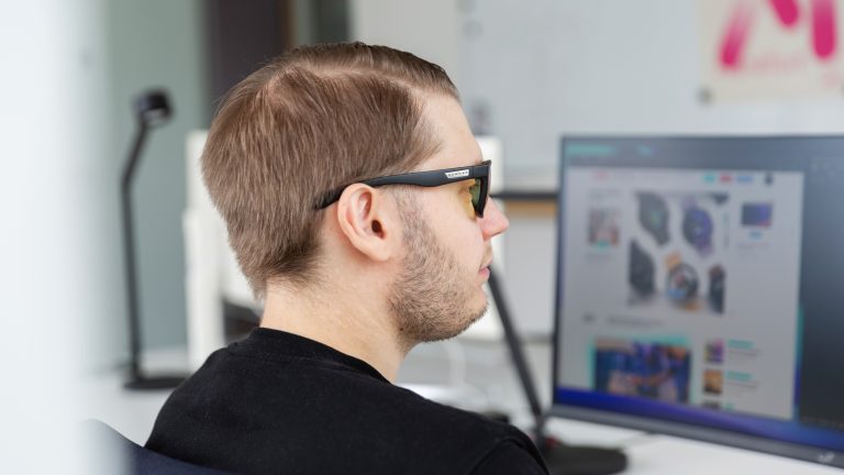 Bild einer Person von der Seite, die eine Computerbrille trägt.