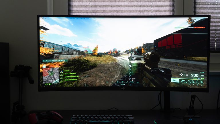 Auf einem Ultrawide-Monitor ist eine Spielszene aus Call of Duty Modern Warfare 2 zu sehen.