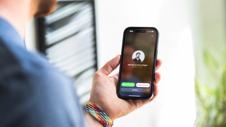 Eine Person hält ein iPhone 14 Pro in der Hand, auf dem gerade ein FaceTime-Anruf beendet wurde.