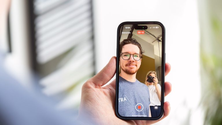Eine Person nimmt eine Videobotschaft in FaceTime auf einem iPhone 14 Pro auf.