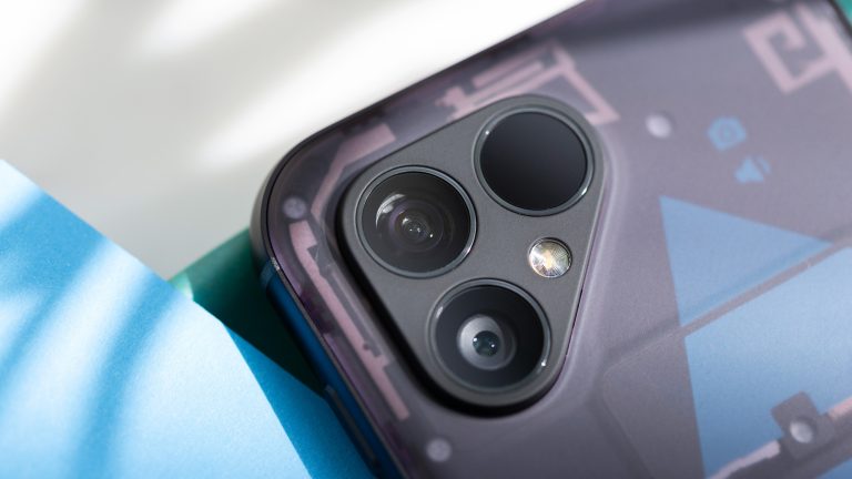 Detailaufnahme der Hauptkamera des Fairphone 5. Detailaufnahme der Hauptkamera des Fairphone 5.