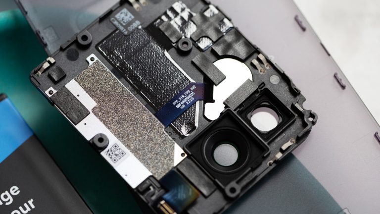 Nahaufnahme der ausgebauten Top-Einheit eines Fairphone 5. Nahaufnahme der ausgebauten Top-Einheit eines Fairphone 5.