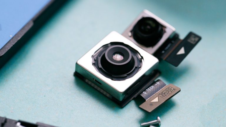 Nahaufnahme der ausgebauten Kamera-Module eines Fairphone 5.