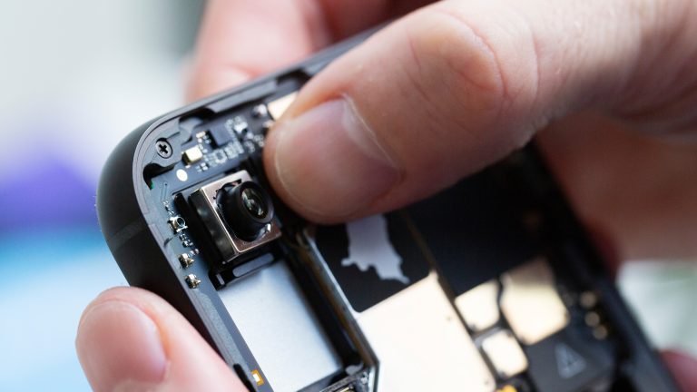 Eine Person setzt das Kamera-Modul des Fairphone 5 ins Gehäuse.