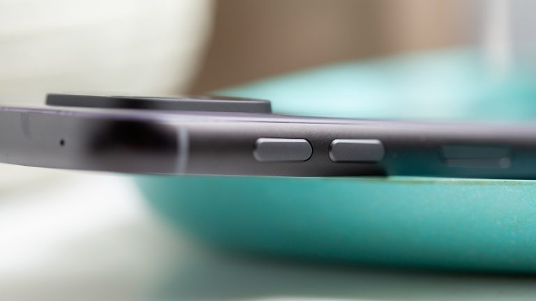 Nahaufnahme der Lautstärke-Tasten eines Fairphone 5.