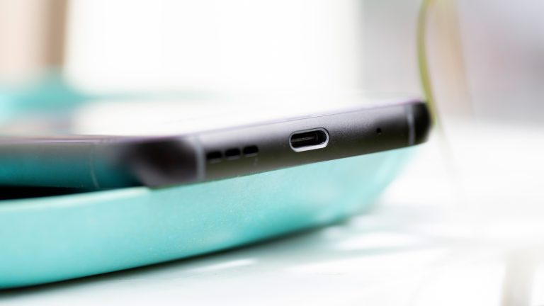 Nahaufnahme der USB-C-Buchse eines Fairphone 5.