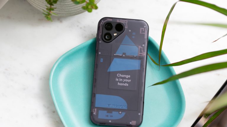 Ein Fairphone 5 mit transparenter Rückseite liegt in einer Deko-Schale.