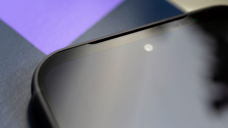 Nahaufnahme der Frontkamera des Fairphone 5.