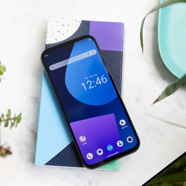 Ein Fairphone 5 liegt eingeschaltet auf einem Marmortisch.
