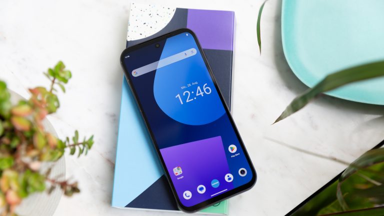 Ein Fairphone 5 liegt eingeschaltet auf einem Marmortisch.