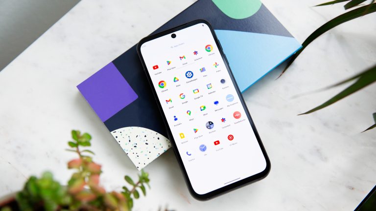 Ein Fairphone 5 mit geöffneter App-Übersicht liegt auf seinem Karton. Ein Fairphone 5 mit geöffneter App-Übersicht liegt auf seinem Karton.