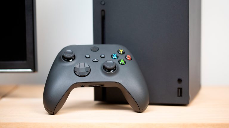 Der Controller eine Xbox Series X ist an die Konsole angelehnt.