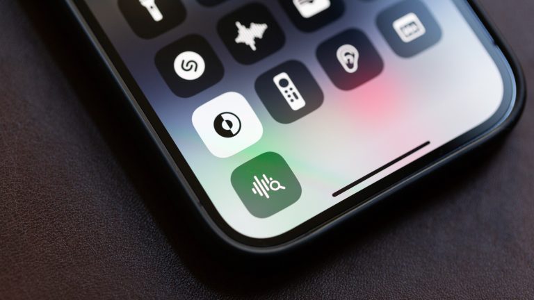 Nahaufnahme eines iPhone, auf dem das Kontrollzentrum ge&ouml;ffnet und die Taste f&uuml;r den Dunkelmodus aktiviert ist.