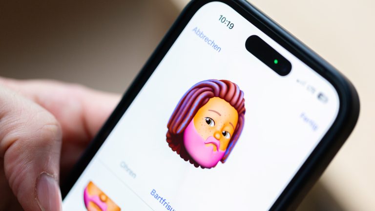 Auf einem iPhone ist ein Memoji mit Bart zu sehen.