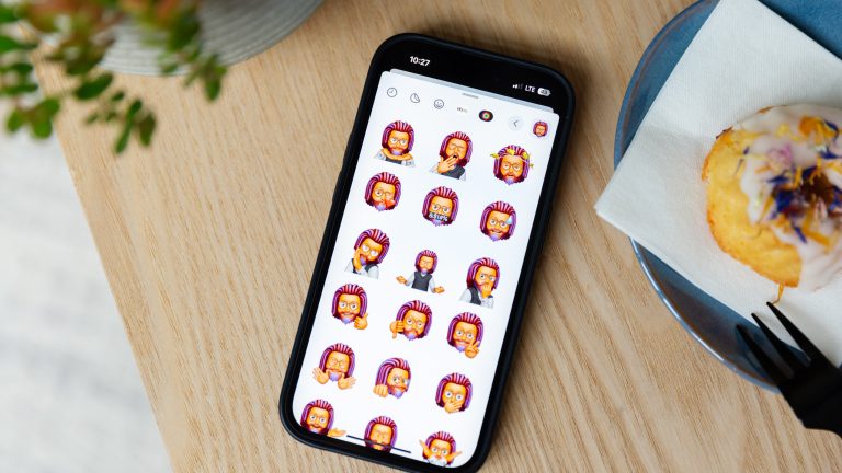 Auf einem iPhone sind die Memoji-Gesten zu sehen.