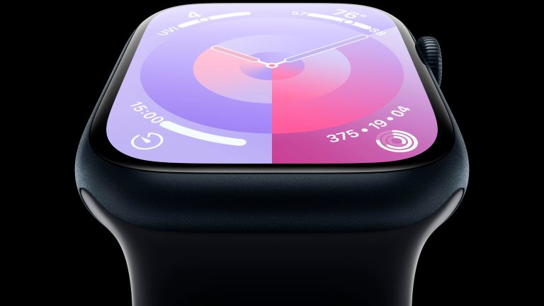 Eine Apple Watch Series 9 mit schwarzem Gummiarmband und dem neuen WatchOS 10 Interface. Eine Apple Watch Series 9 mit schwarzem Gummiarmband und dem neuen WatchOS 10 Interface.