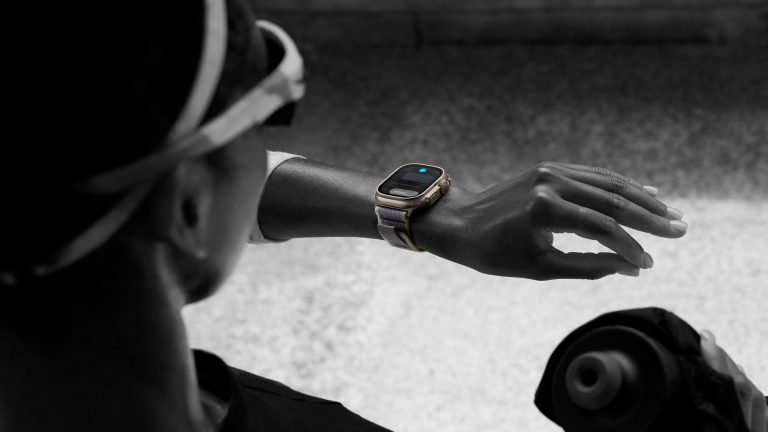 Eine Person treibt Sport und schaut dabei auf eine Apple Watch Ultra 2.