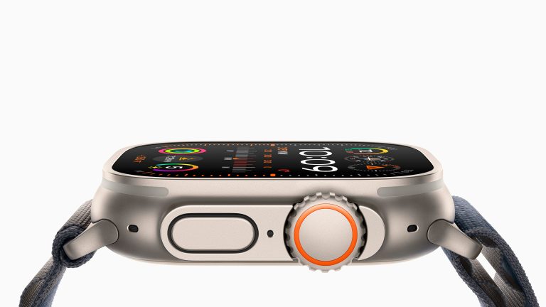 Seitenansicht einer Apple Watch Ultra 2 mit der Seitentaste, dem Digital Crown, Tiefenmesser und drei Mikrofonen.