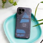 Das Fairphone 5 liegt mit dem Display nach unten in einer Schale.