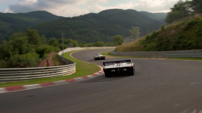 Screenshot von Gran Turismo 7, bei dem im Scapes-Modus zwei Fahrzeuge auf der Nordschleife zu sehen sind.