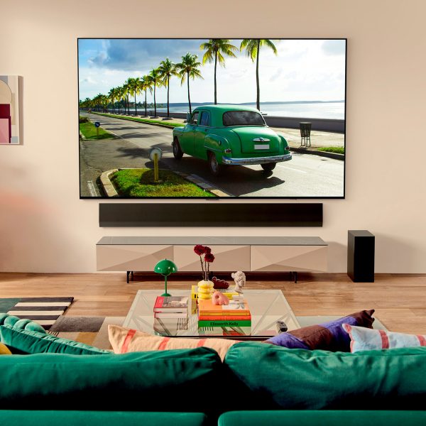 Blick auf einen Fernseher von einer erhöhten Position direkt hinter einem Sofa.