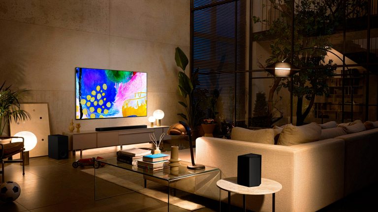 Blick auf ein Wohnzimmer mit einem großen LG-TV an der Wand.