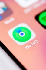 Ein iPhone mit der App “Wo ist?” im Fokus.