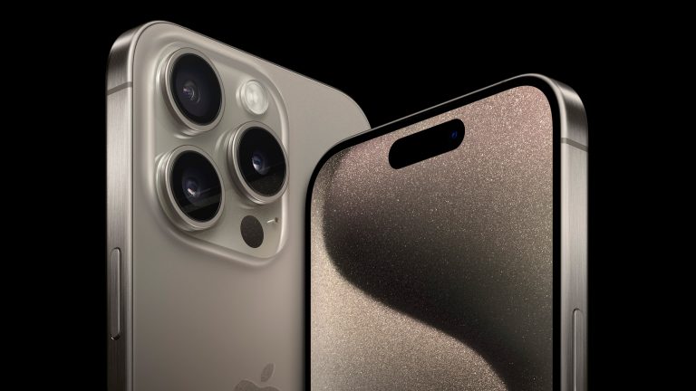 Produktfoto des iPhone 15 Pro in der Farbe Sand von vorne und von hinten.