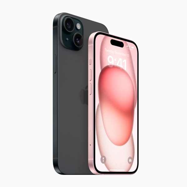 Ein iPhone 15 und ein iPhone 15 Plus in Rosé und Schwarz.